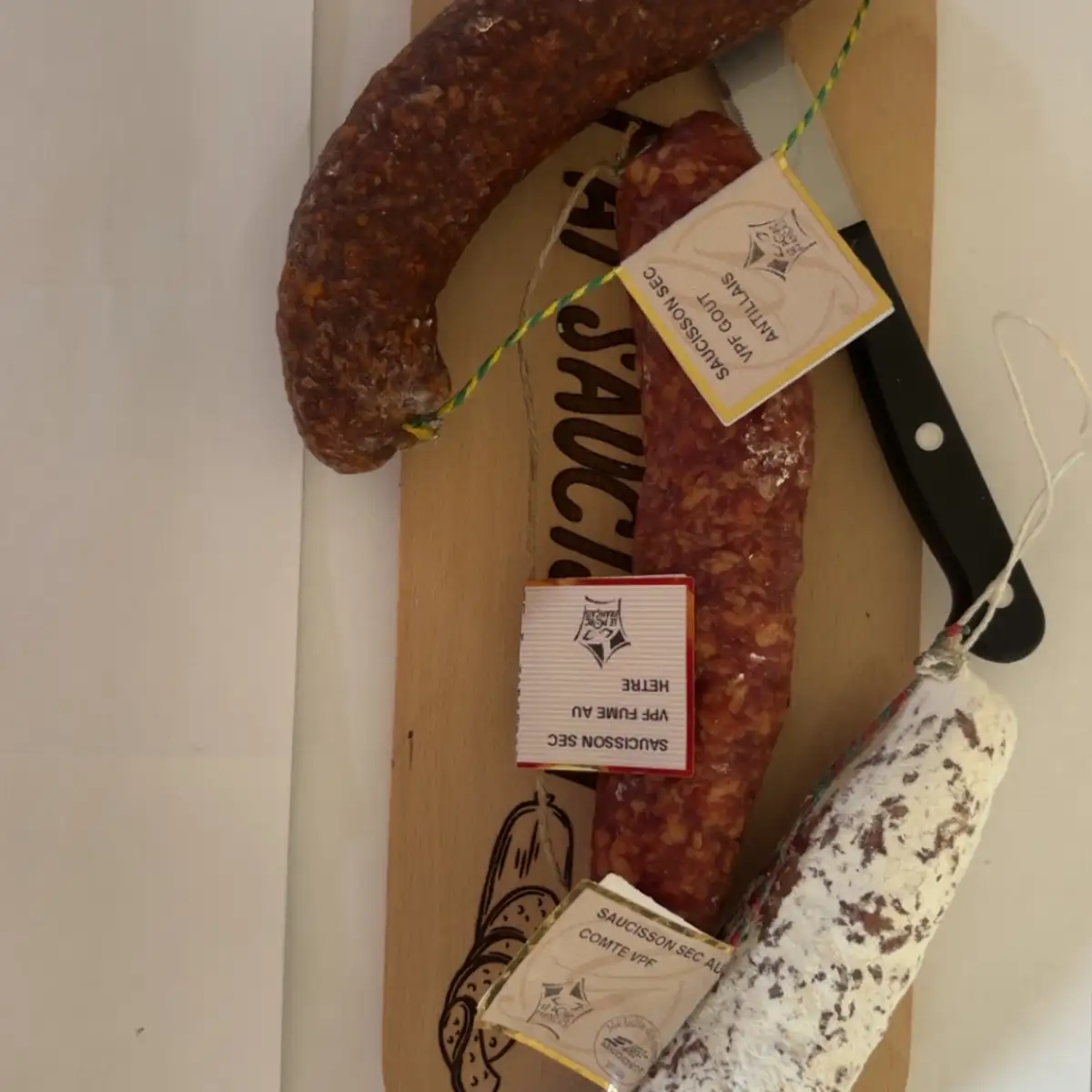 3 saucissons une planche et un couteau