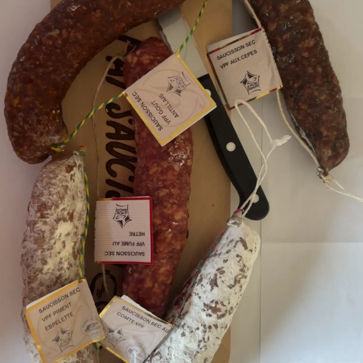 5 saucissons une planche et un couteau