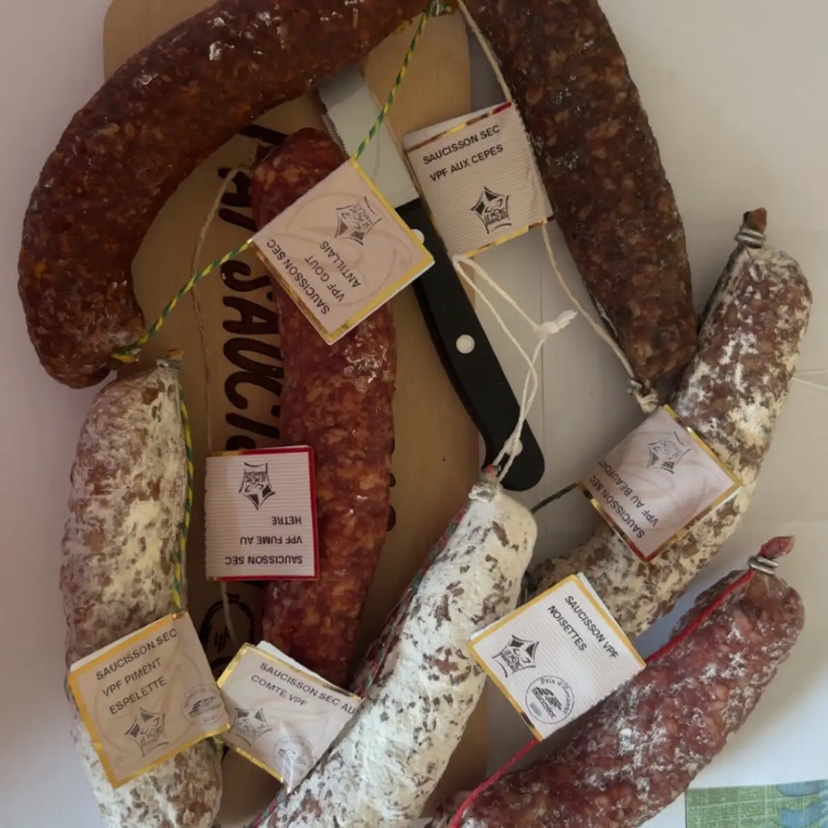 7 saucissons une planche et un couteau