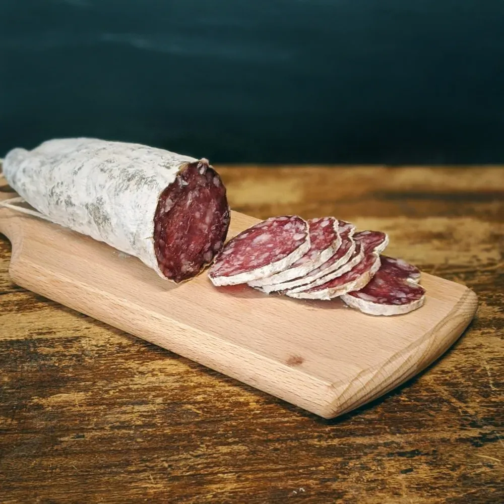 Un saucisson, une planche et un couteau